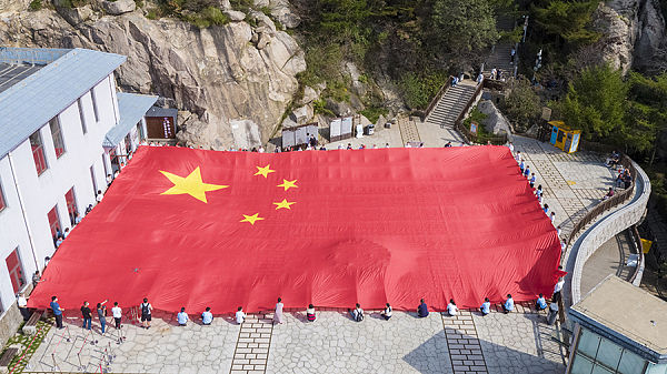 初中生演讲稿：无愧国旗红，丹心献祖国