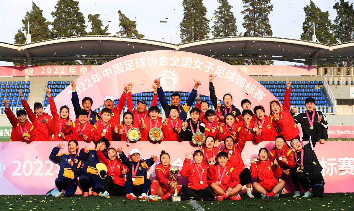 辽宁师大体育盛会：金色年华，激情无限