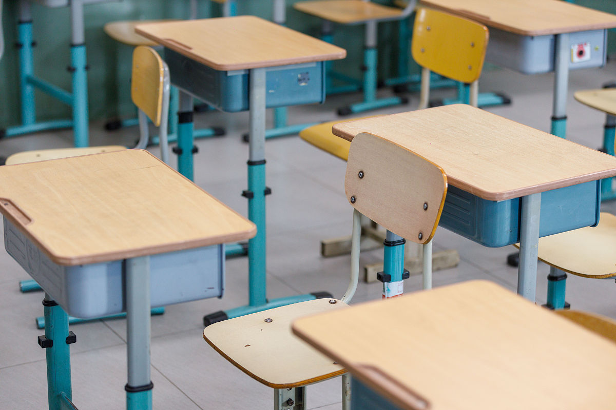 课桌面积多大合适？小学生课桌面积标准解读