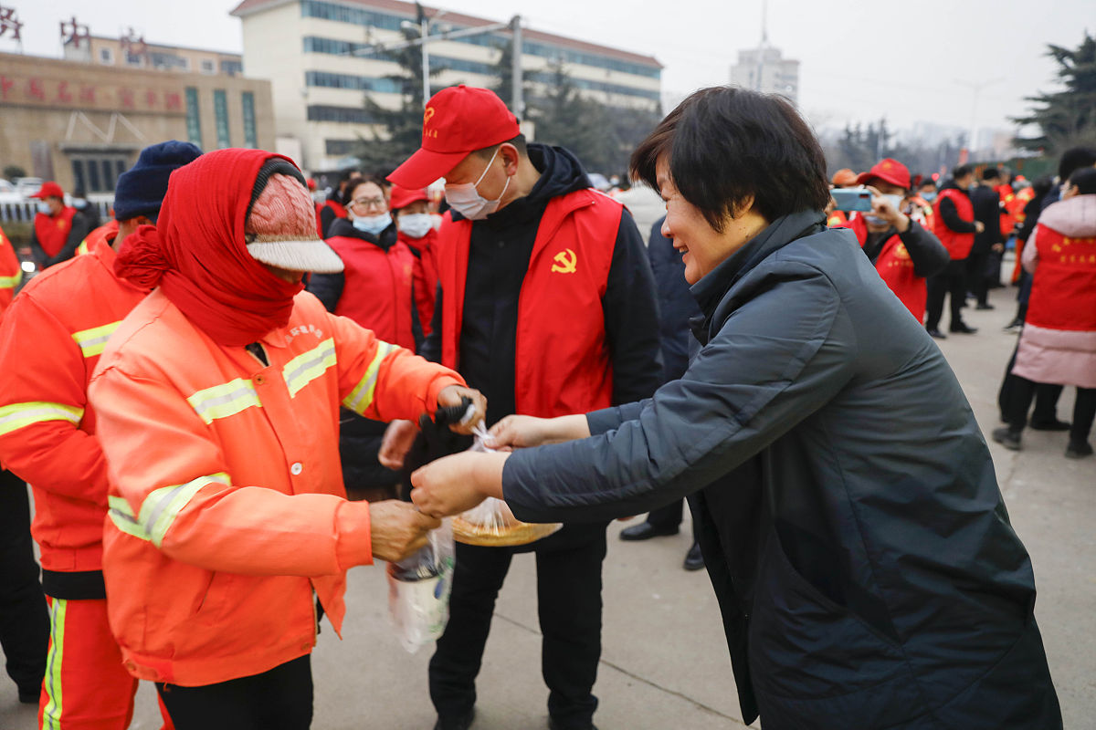 2021年1月20日,河南平顶山,环卫工人领取爱心早餐.