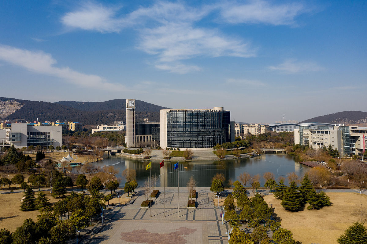 2021年1月10日,江苏徐州,中国矿业大学南湖校区,大学的广场和湖泊.
