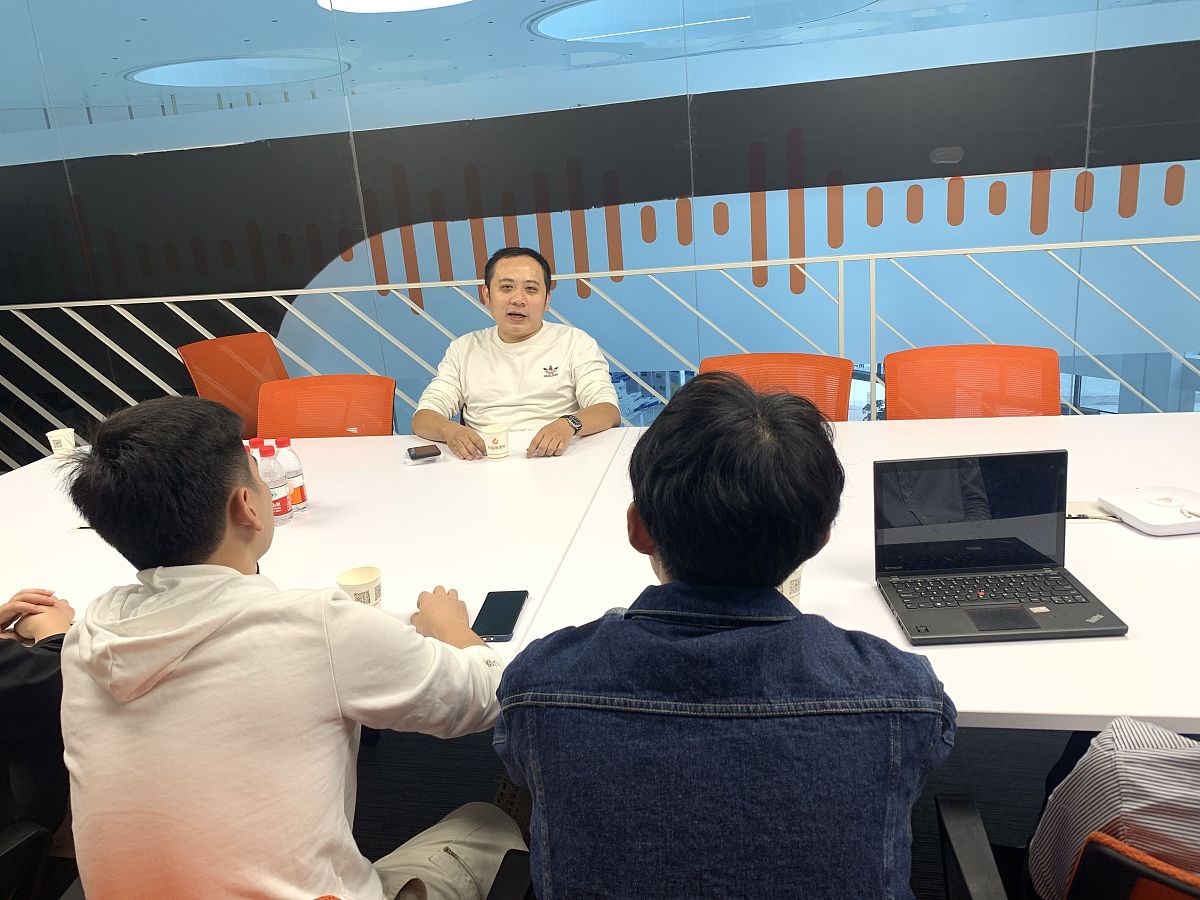 4月4日四川成都。疑似中国电科清明节强制加班怒怼领导的相关聊天记录在网络上流传。目前疑似当事人陈志龙回应已离职相关人士透露：目前内部还没有听到相关消息。