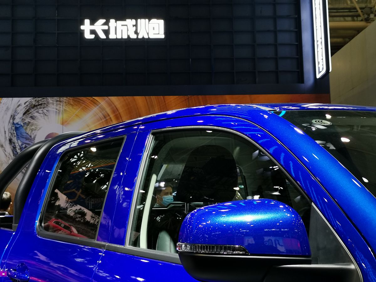 关于汽车太阳膜的种类与优点让您的驾驶体验升级的爆款文案 要求：突出太阳膜的优势跟没贴太阳膜的坏处 200字左右 用第一人称贴膜商去表达