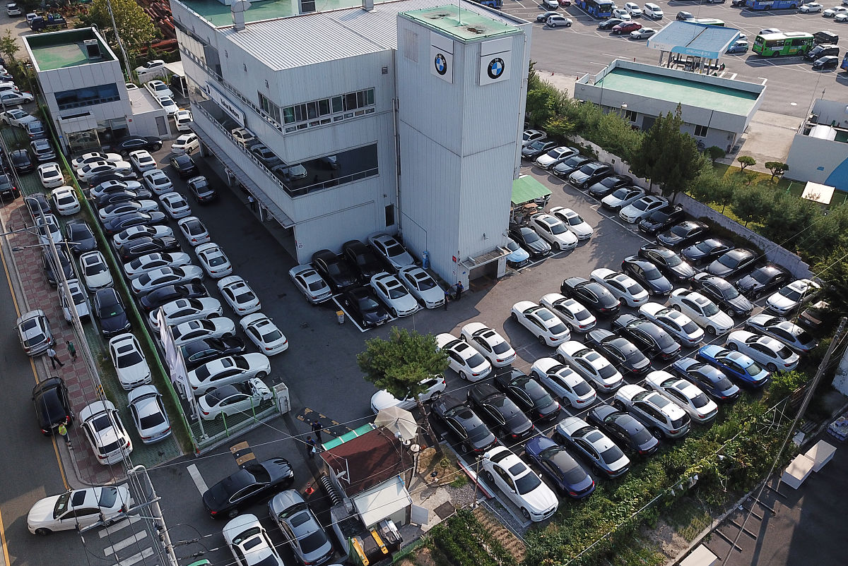 当地时间2018年8月14日,韩国大田市一宝马服务中心等待接受安全检测的
