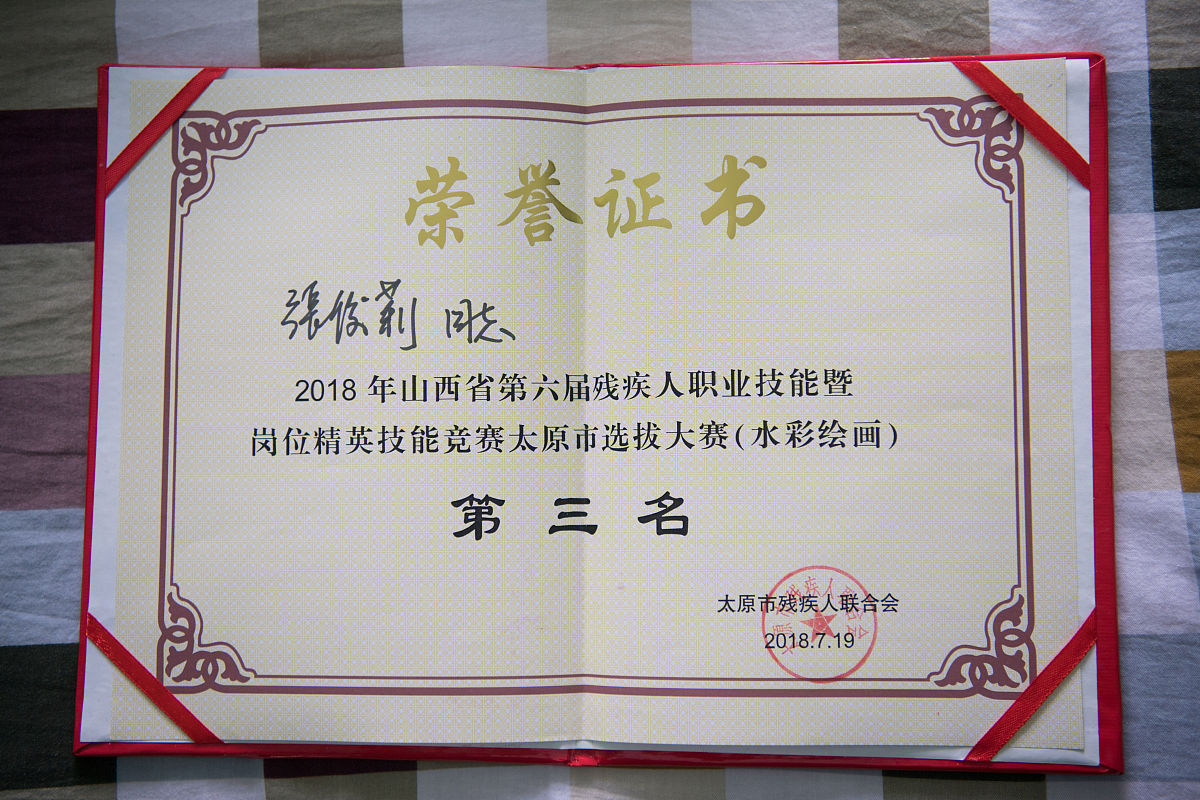 以本人阳涵章2003年8月18日出生在重庆幼儿园就读于渝中区华一坡幼儿园开始接触英语锻炼对英语的兴趣和口语练习之后进入巴蜀小学黄花园校区就读于2012年进入巴蜀中学现鲁能中学就读初二开始接触数学竞赛并参加培训考试后因中考于初三暂停止竞赛培训。顺利通过巴蜀中学招生线后进入巴蜀中学清北实验班学习期间积极参加许多学校的活动并重新开始学习竞赛在高二时获重庆市数学竞赛二等奖后升入高三后暂停竞赛学习在高考后顺