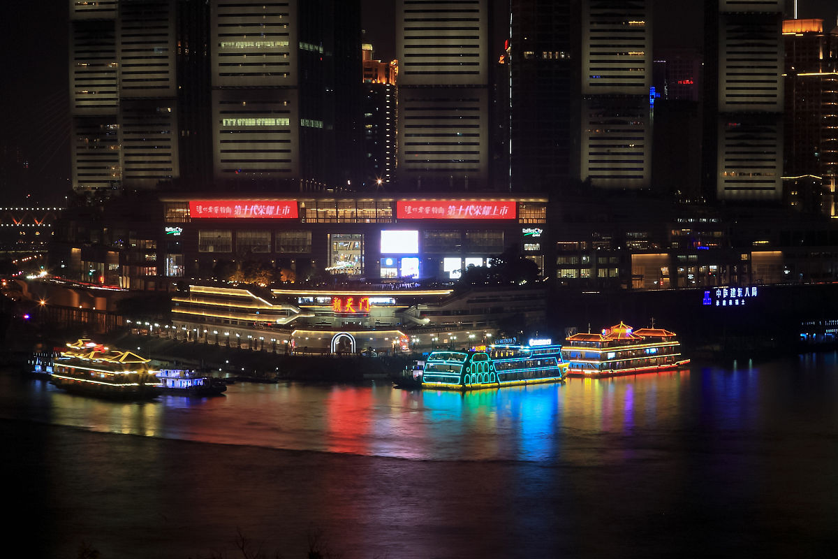 夜晚从中华路轮渡码头坐轮渡欣赏夜景丈量新时代伟大成就。