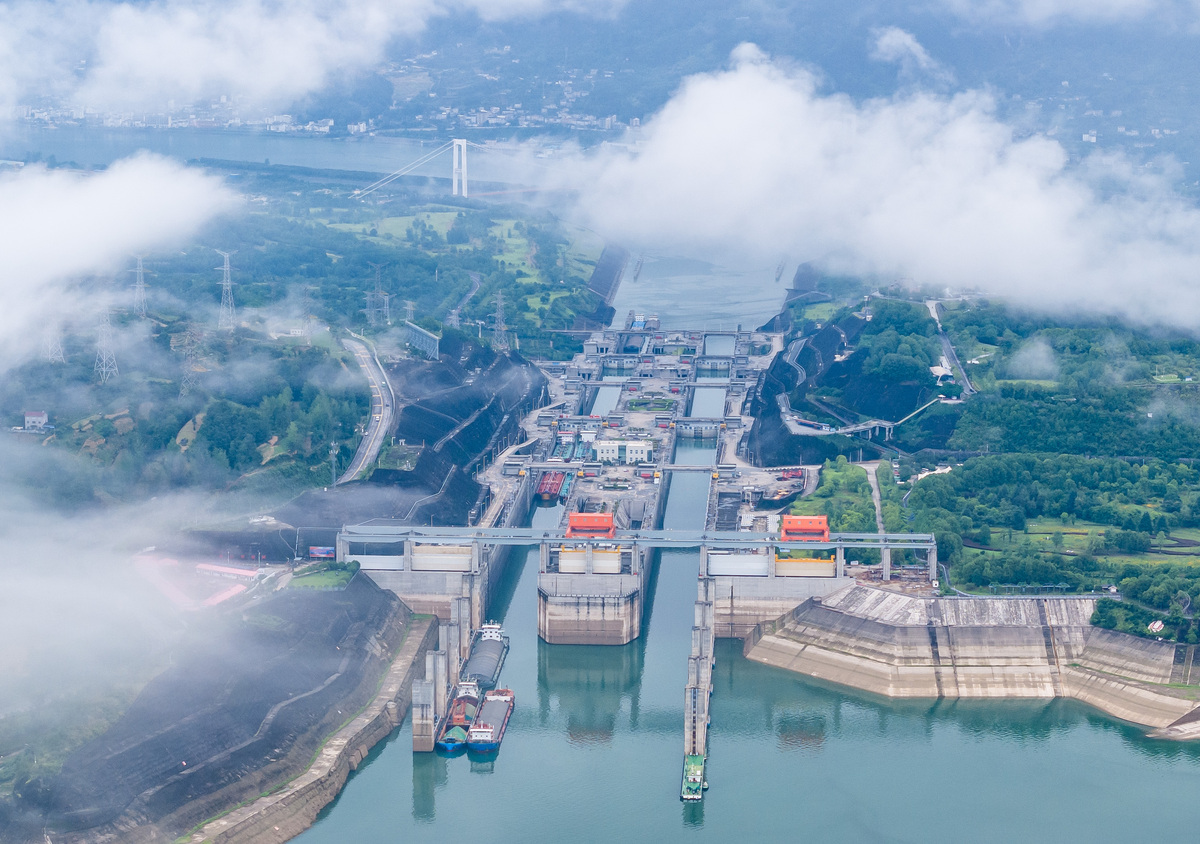 换一种表达方式：水电枢纽工程是经国家发改委件和水利部批复同意修建的大型水电枢纽工程。该工程是以防洪、城乡供水及灌溉、发电为主兼顾航运并具有拦沙、减淤等综合效益的基础建设工程。