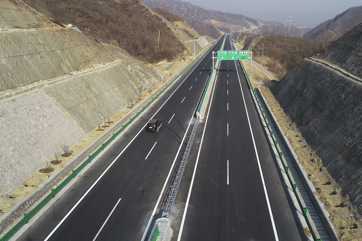 偏远山区医疗点配置和道路维修问题解决方案