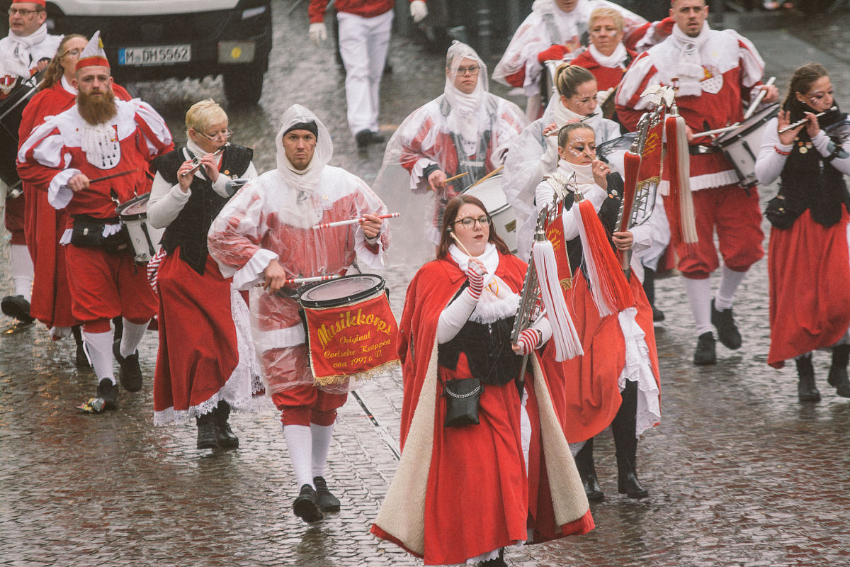 帮我翻译一下这段话吧！谢谢你！WASSAIL! WASSAIL! WASSAIL!What the heck is a wassail you ask In short it’s a winter tonic for your primal desires In times gone by villagers in cider-growing regions of western England