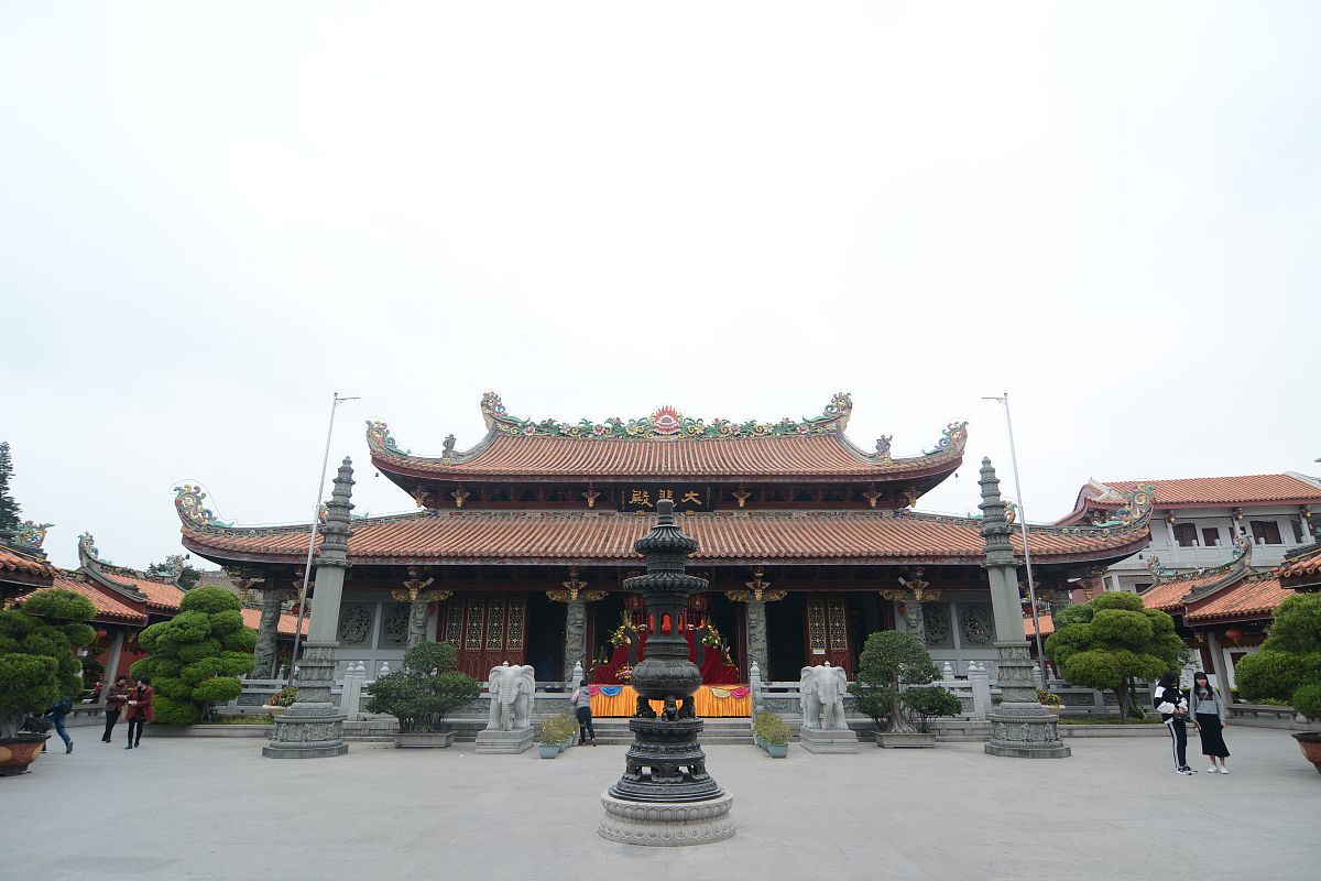 你好你好！有什么我能帮助你的吗？计划三天游潮州的功略如果你计划三天游潮州以下是一些你可以考虑的景点和活动：第一天：1 潮州古城：这是潮州最著名的景点之一可以欣赏到许多古老的建筑和文化遗产。2 陈府：这是一座拥有悠久历史的古建筑里面展示了许多潮州文化的珍品。3 潮州文化公园：这是一个大型的公园里面有许多潮州文化的展品和活动。第二天：1 潮州博物馆：这是一个展示潮州历史和文化的博物馆里面有很多珍贵的文