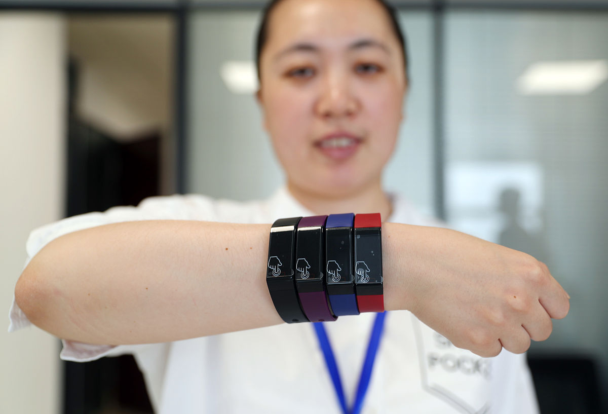 手环与地面的良好接触手放地下？