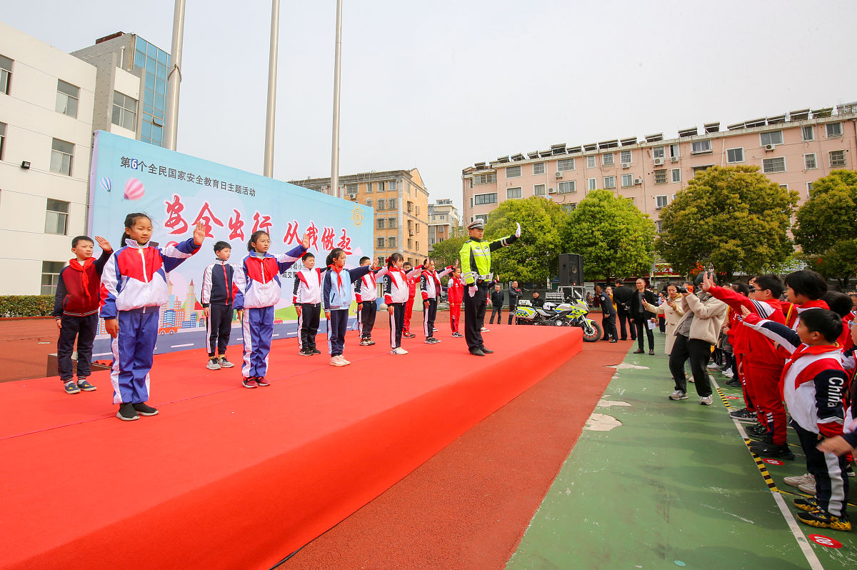 2021年4月14日,江苏南通,如皋市如城实验小学学生在学习交通安全手势.