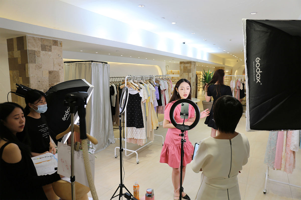 比如：我是做女装的直播间直播间的特色是女装价格都很便宜也很潮流请帮我写一份能吸引人的直播间话术文案。