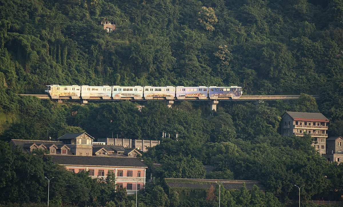 重庆轻轨学校热门专业推荐：轨道交通运营管理、机械设计制造等