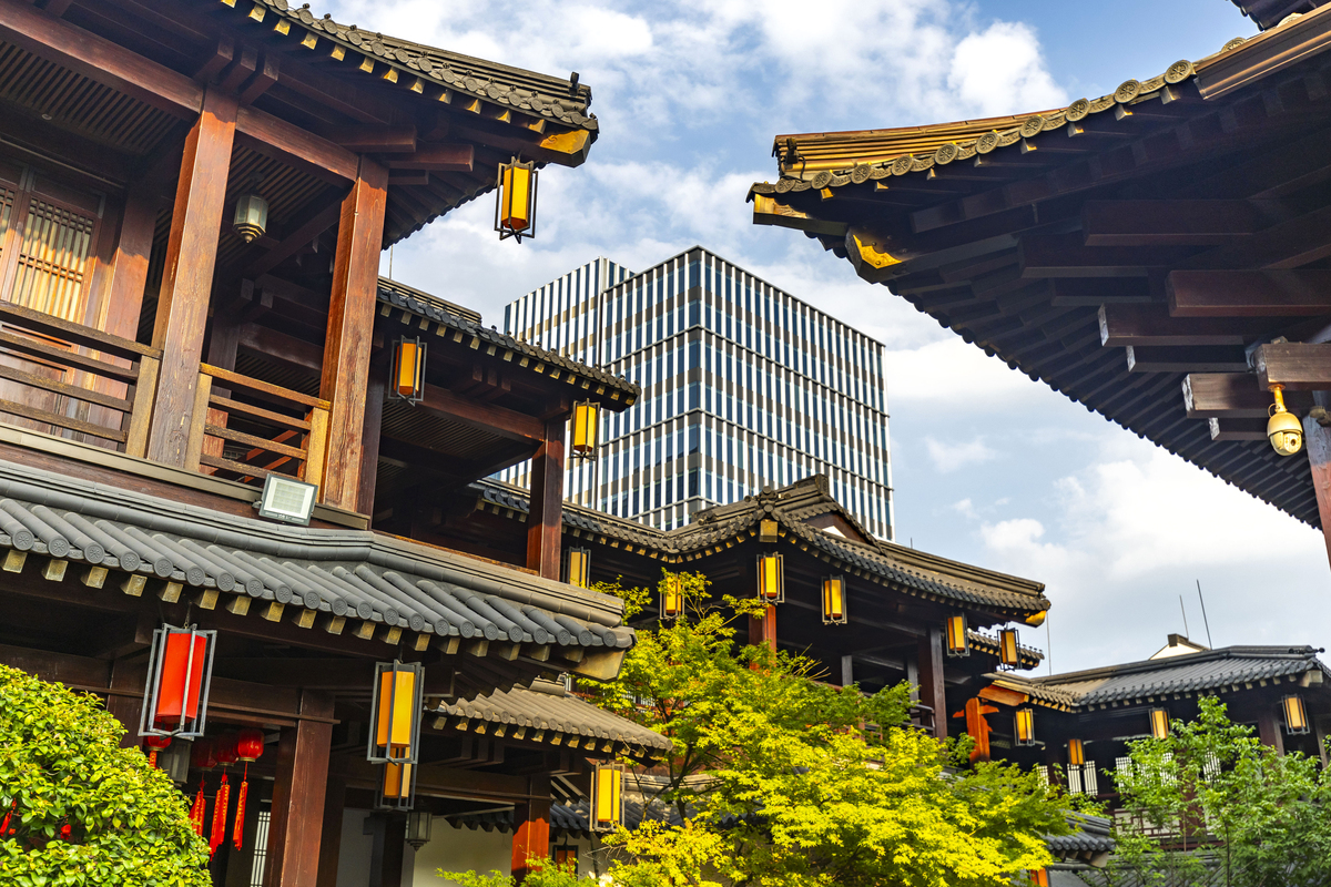 杭州旅游住在那个区比较好