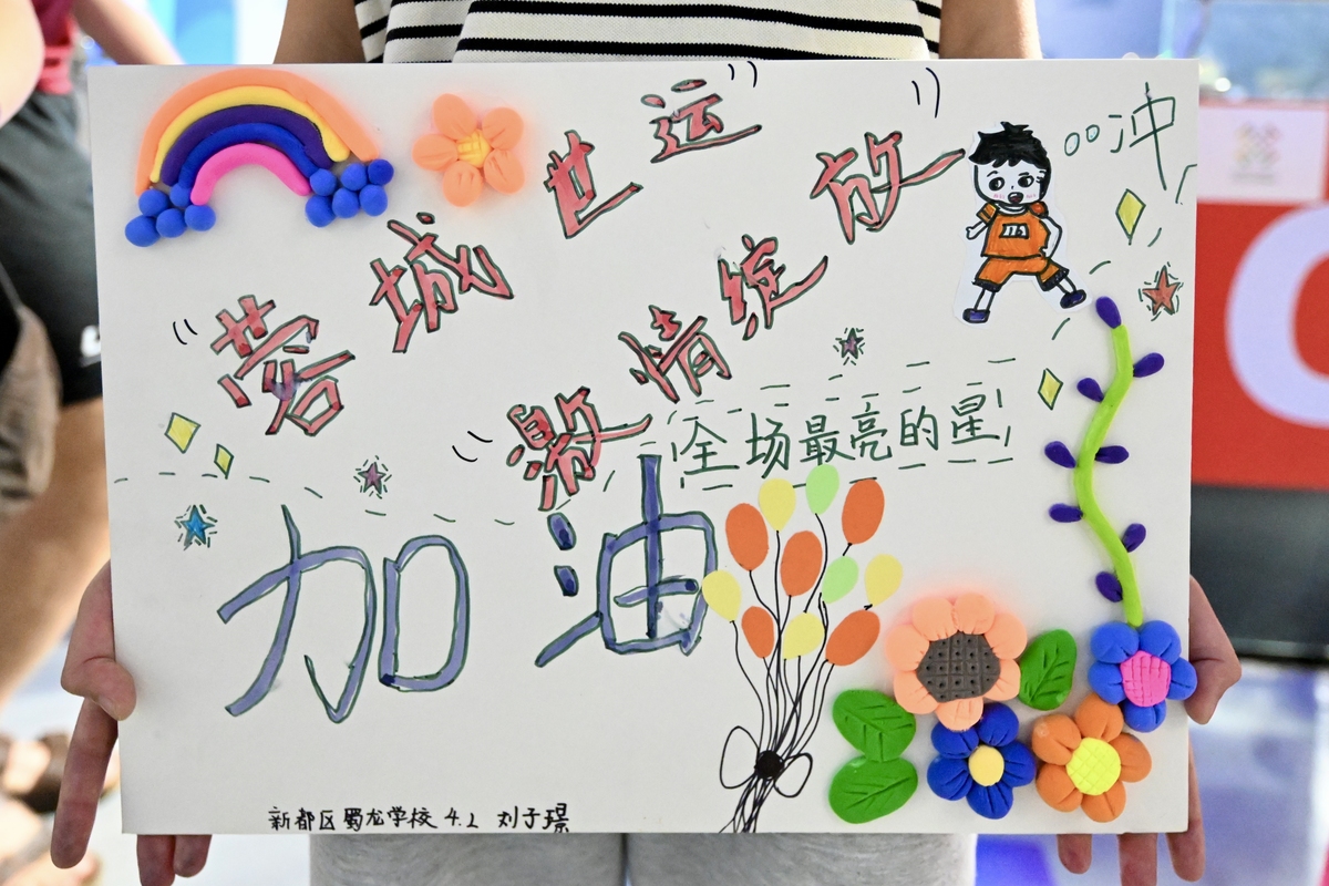 在大学跳蚤市场悬挂毕业寄语祝福卡片前期准备工作