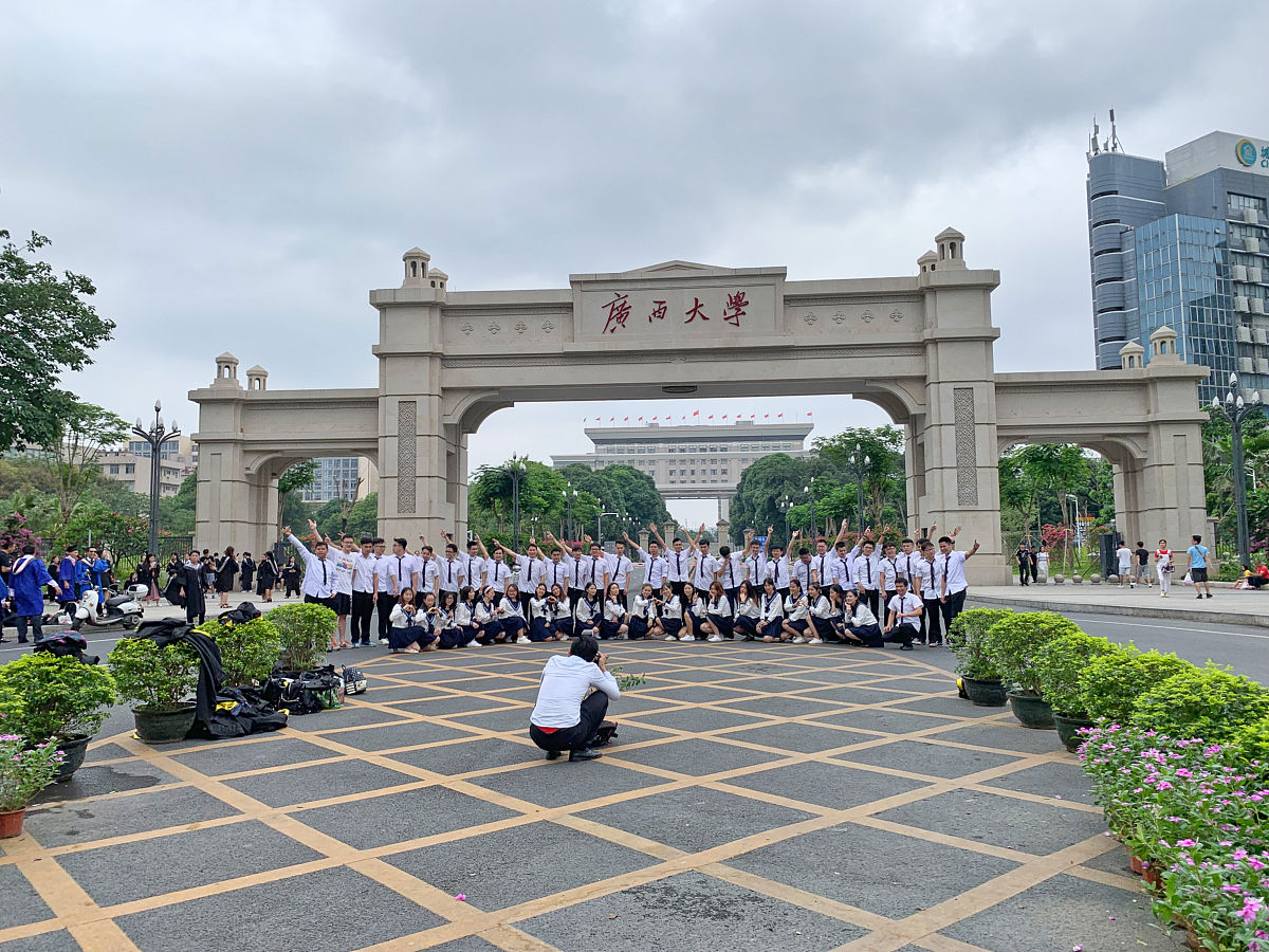 2019年6月16日,南宁市一大学校园里,即将毕业的大学生们在校园内拍摄