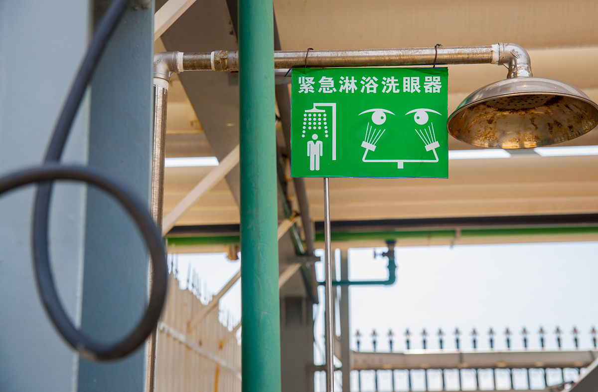 应急救援设施冲淋洗眼设施位置选择 - 单选题