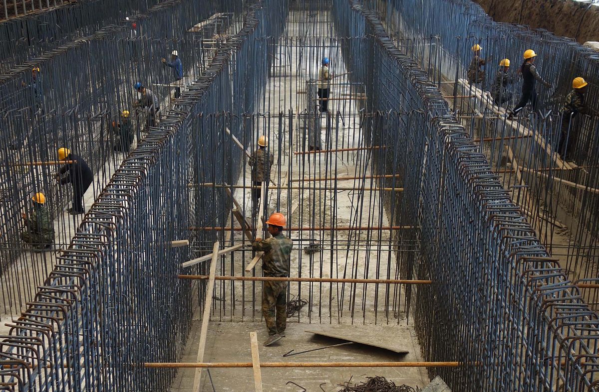 2013年5月29日,建筑工人在东北特钢集团大连基地工地捆绑螺纹钢筋.