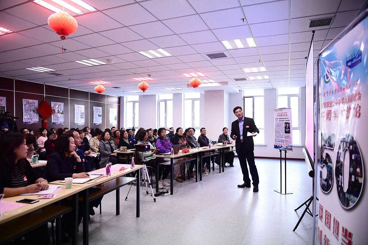 根据提供科普旅游从业者培训课程提高其科普知识和讲解技能得出科普旅游传播相关的论文意见