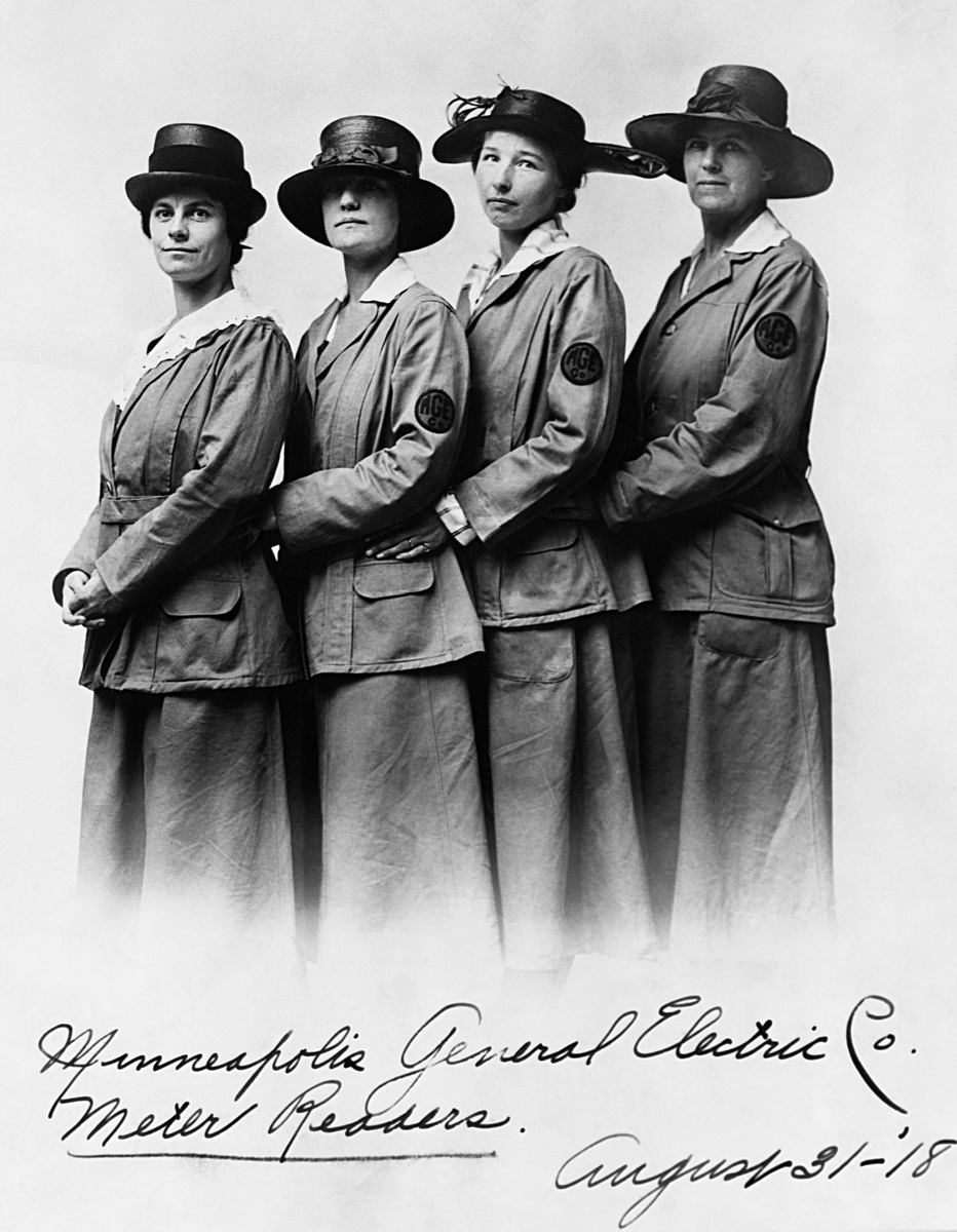 写一个女同性恋的战争谍战小说