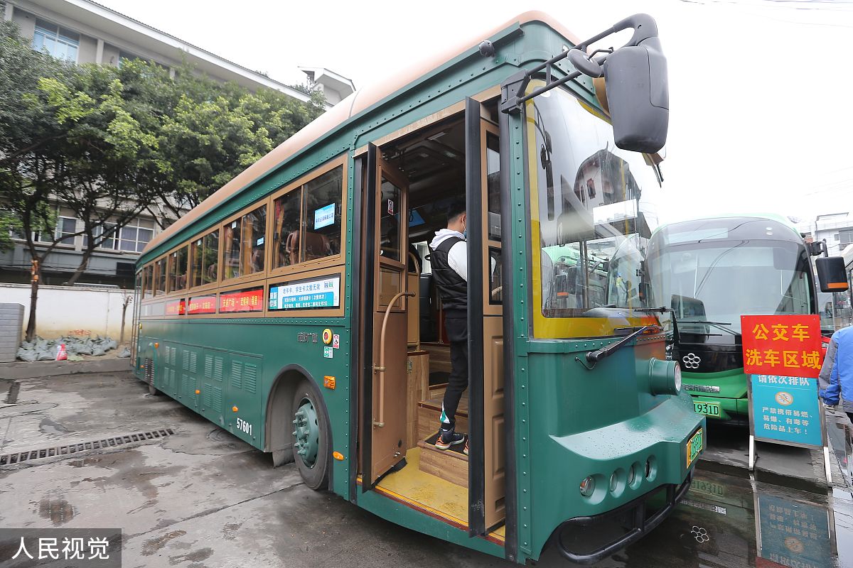 2020年4月5日,复古范"铛铛车"在成都上线.(如需下载使用,请务必署名: