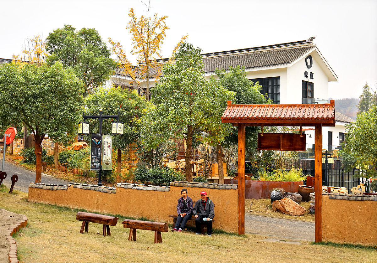 该地区的特有的风情以展示道具作为文化展示的一种有效的载体展现地区相关代表性的地域风貌。拥有地域性文化展示的田园综合体空间不仅可以成为外来参观者了解该地区文化特色的重要场所也同样给本土居民深刻了解本土文化提供了现实条件。基于文化地域性的田园综合体内划分区域的展示研究有利于增强民族自信和文化自信在继承和发扬优秀传统文化方面发挥着重要作用。