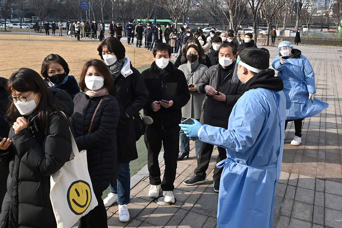 当地时间2022年1月26日,韩国首尔,民众排队进行新冠检测.据韩联社报道