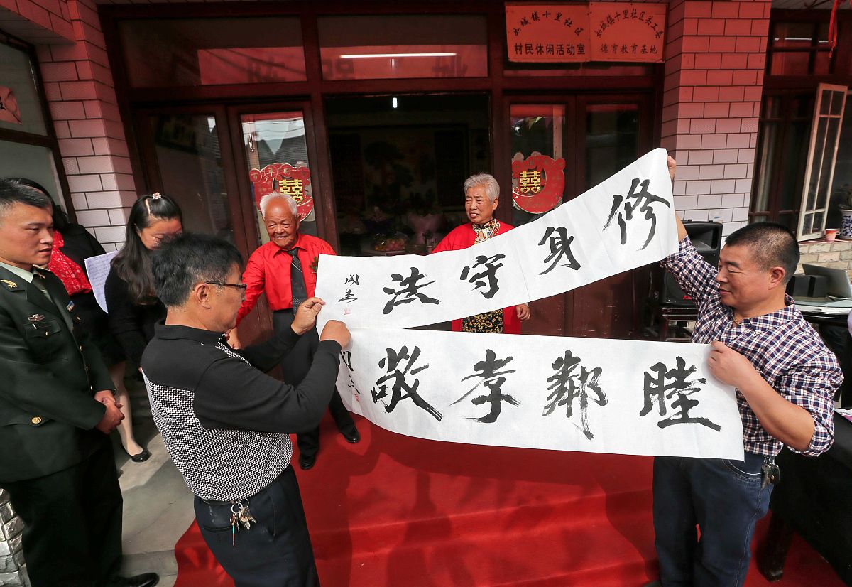 在我家的家风家训中尊老敬老是一项根深蒂固的传统美德。年长的长辈在家庭中担任着重要的角色他们的智慧和经验对于引导后辈至关重要。我们从小就被教导要尊重长辈听取他们的意见和建议。每逢重要的节日或家庭聚会我们都会亲切地向长辈行礼表达对他们的敬意和祝福。请依据这段话帮我写一个尊敬长辈的家风故事