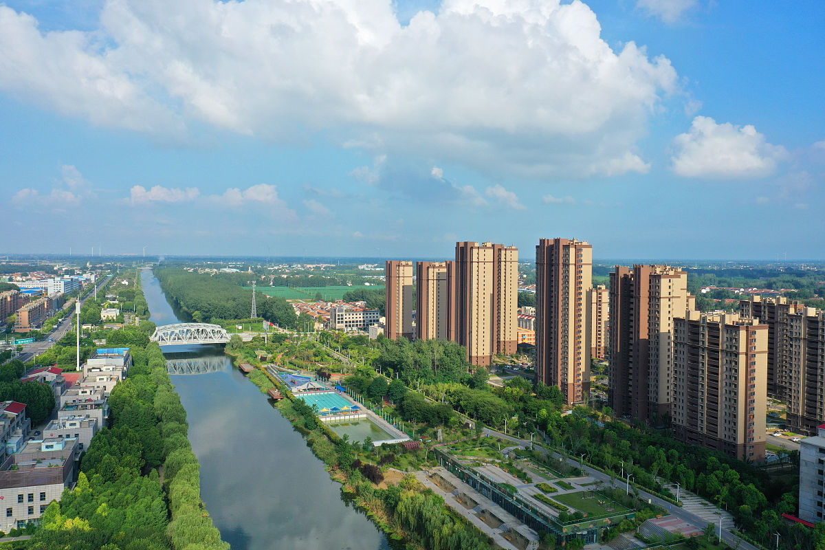 2021年8月4日,江苏省徐州市睢宁县徐沙河水清岸绿,蓝天白云之下甚是好