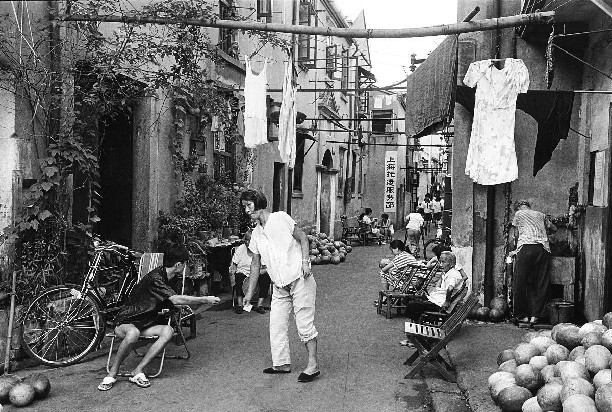 汪曾祺的个性、气质、和经历还有他对于高邮城市生活温馨气息根深蒂固的情感认同促使汪曾祺走向回忆给过他温暖的店员、匠人、做小买卖的人群走进他们的俗世世界里并在回忆中品尝体味人间温情。学术性语言强力改写