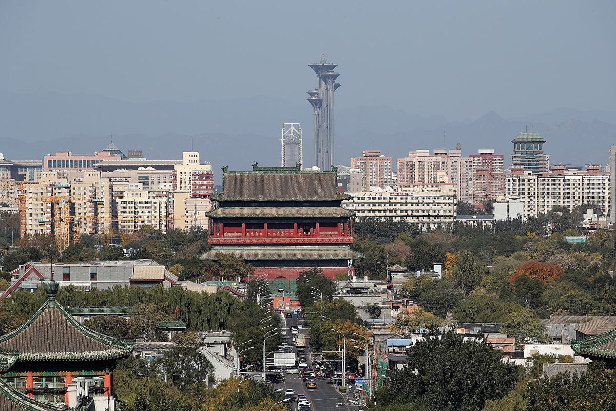 2021年10月26日,北风驱散雾霾,北京能见度明显好转.游客站在北京景山