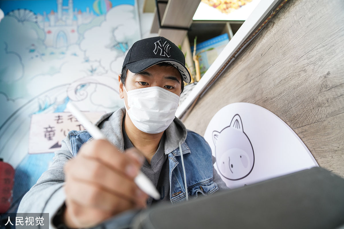 2020年03月18日,山东省青岛市.漫画作者程鹏泡杯浓咖啡,窝在沙发上,抱