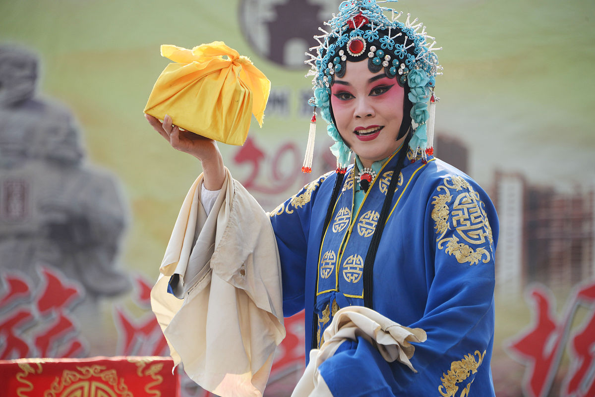 2019年1月1日,在安徽省亳州市魏武广场天幕剧场,亳州市演艺公司的演员