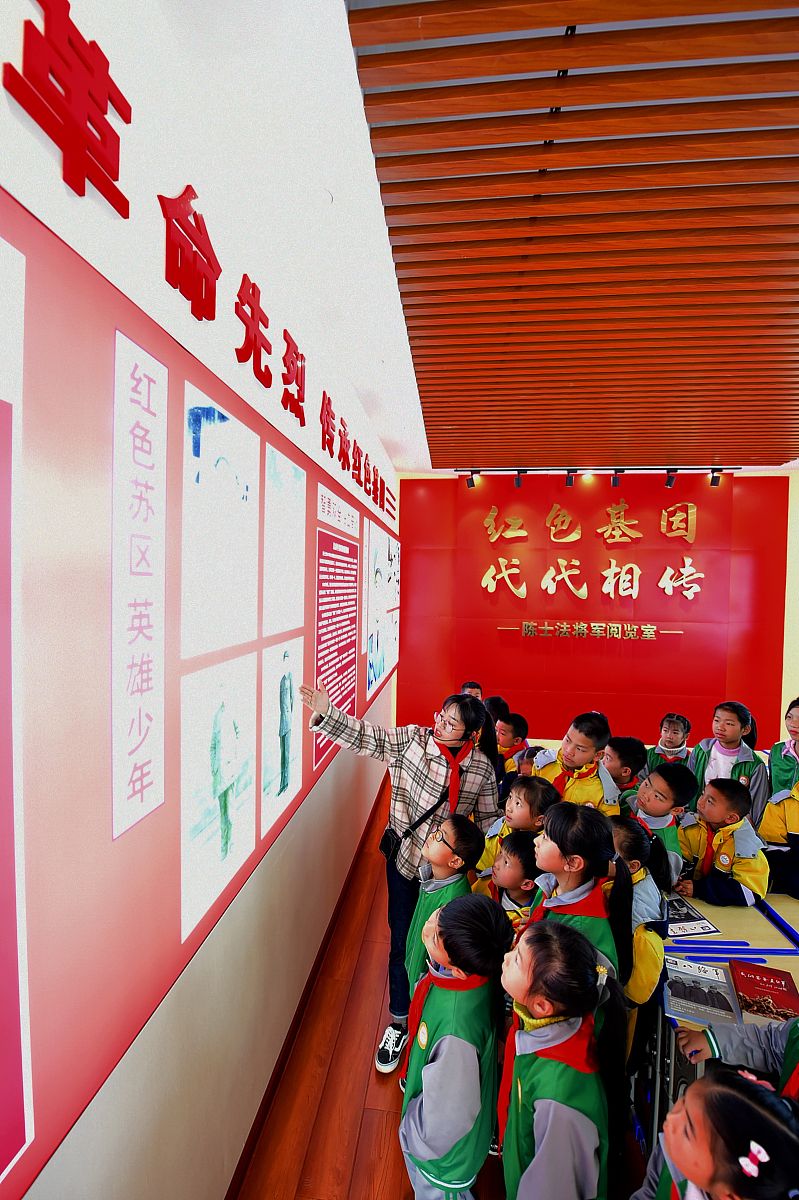 革新教学理念，强化红色基因传承教育效果：情感、实践、跨学科、网络四维融合