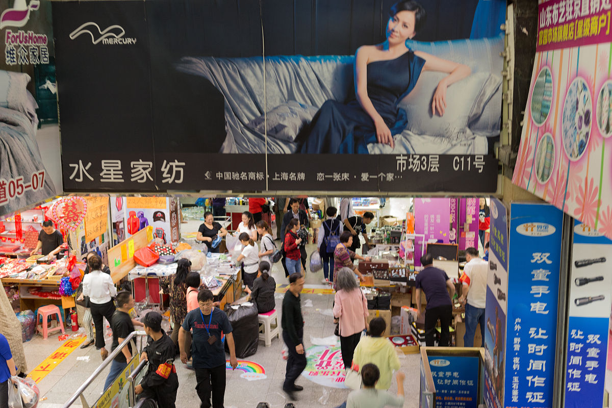 2018年9月28日,经营了20年的北京官园商品批发市场永久性停止营业,西