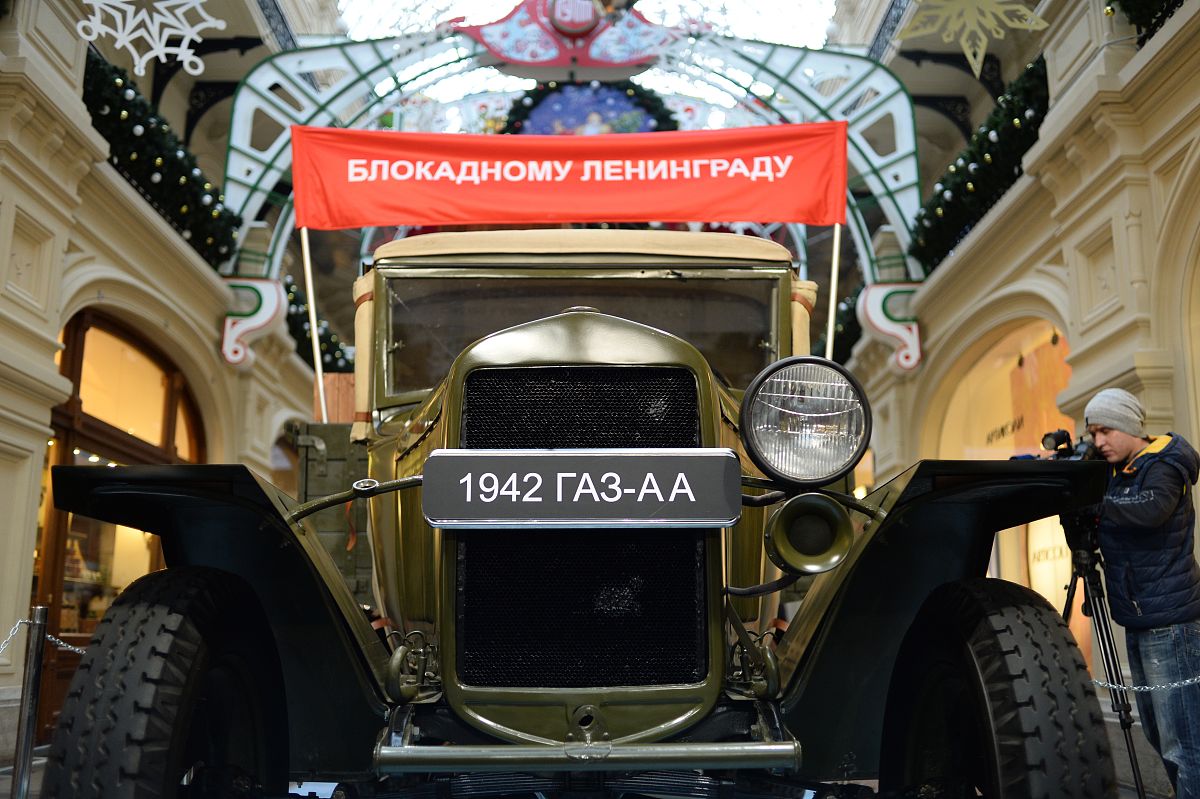 我有一个马克思的小组任务题目是时势造英雄杰出人物在历史上的作用研究请为我规划一下主要划分为几个部分分别代表什么非常详细一点