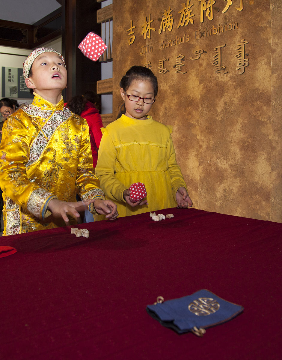  2016年11月12日,游客在吉林市满族博物馆与格格们喜过"颁金节".