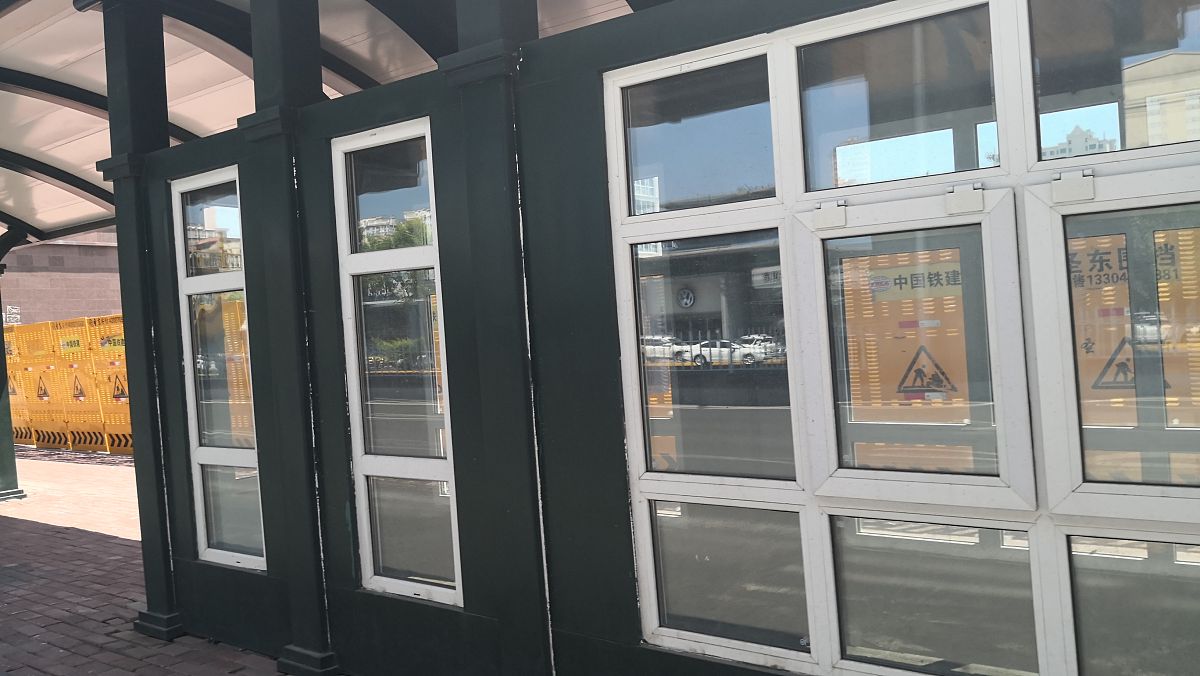 请问南方六楼顶楼阳光房多雨冬天不冷做门窗时考虑用小厂有官网和厂家销售电话断桥铝和大牌铝合金在同等厚度下选哪个更好