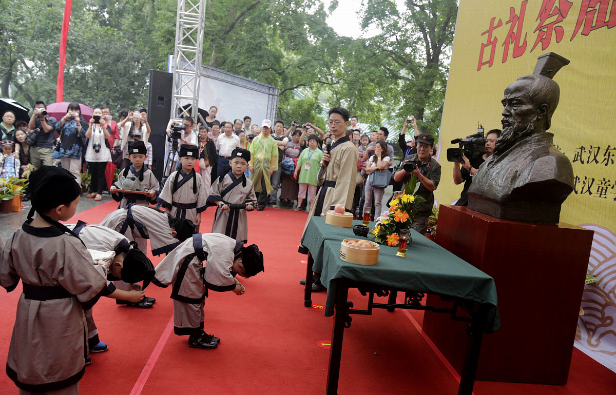 民俗学学生亲历传统祭祖仪式：感受文化传承的力量