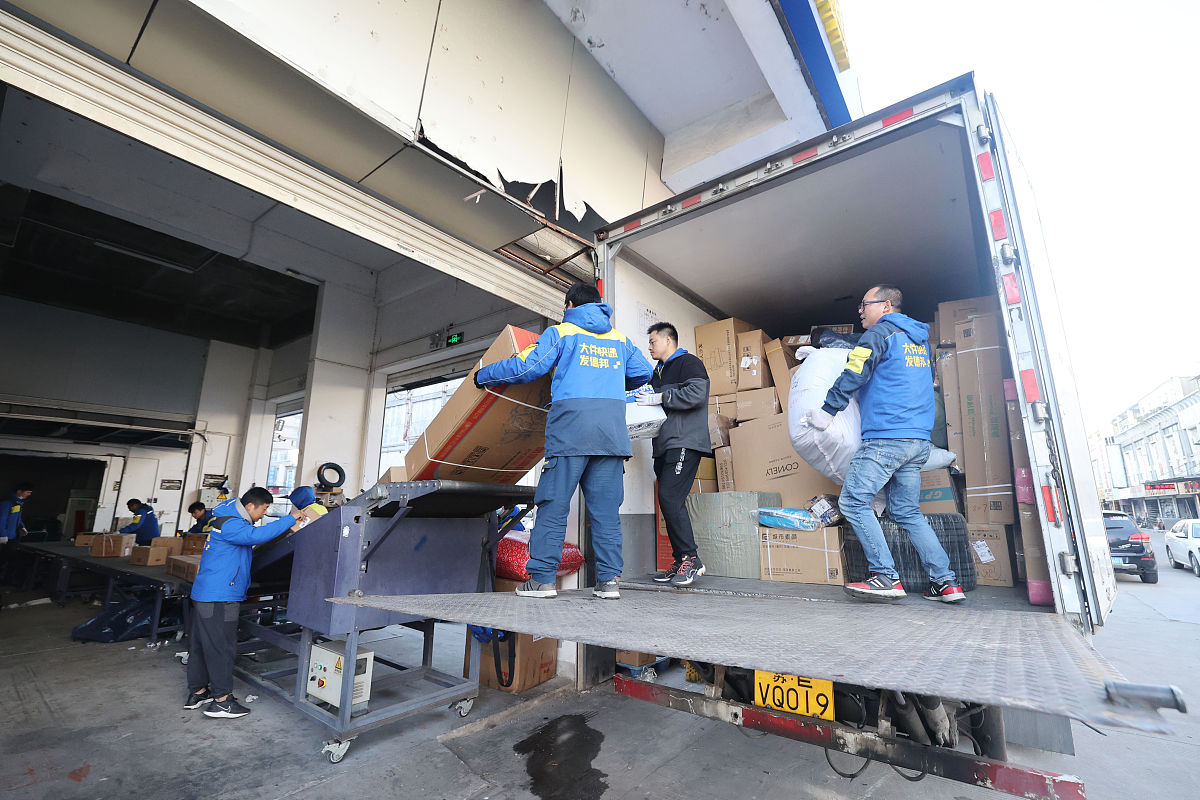 机坪装卸工和分拣员：高压下的高效工作