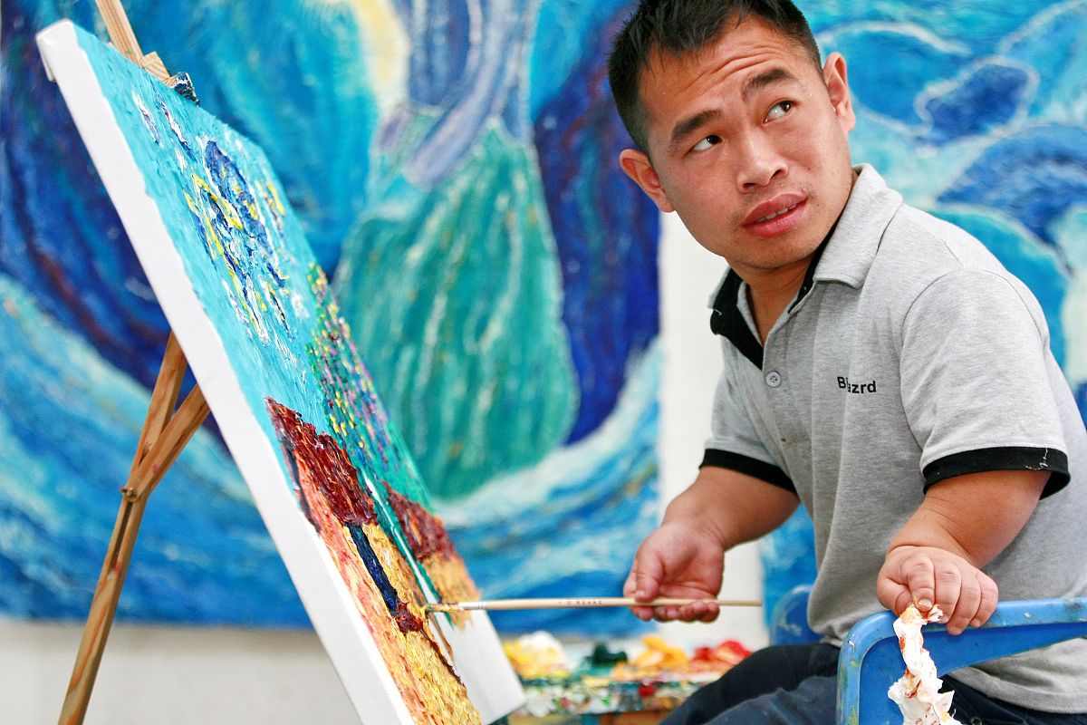 姓名冯京洋爱好画画通过一次偶然的机会我爱上了站在舞台上演讲我不惧怕别人的眼光我想更好的挑战自己最好语言简介流畅一点介绍的个性鲜明一些再幽默一点