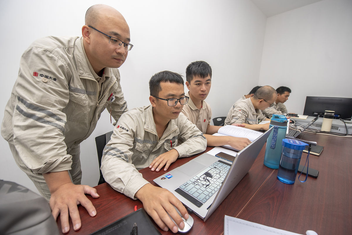 行政人事部牵头组织了对上海项目巡检针对财务、人事审批等各个流程进行全面的监控检查。帮我展开写写这段