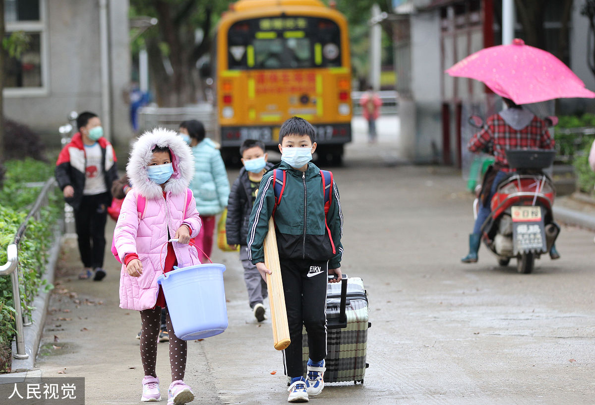 我是一个数学教育学的专家请以小学低年级数学课堂效率优化策略研究为题写出这篇论文的大纲