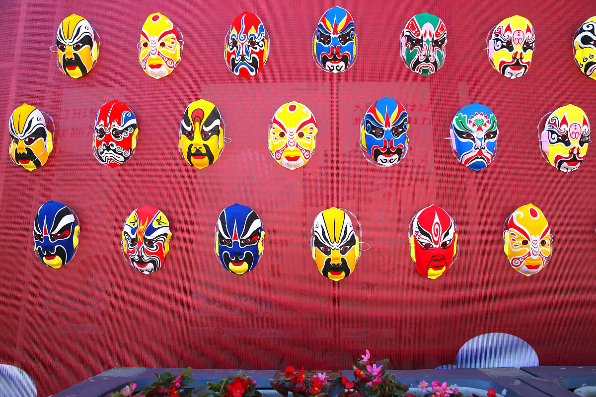 你能帮我设计一个关于如何画京剧脸谱的项目化学习方案吗要求涵盖轴对称和画轴对称图形的知识