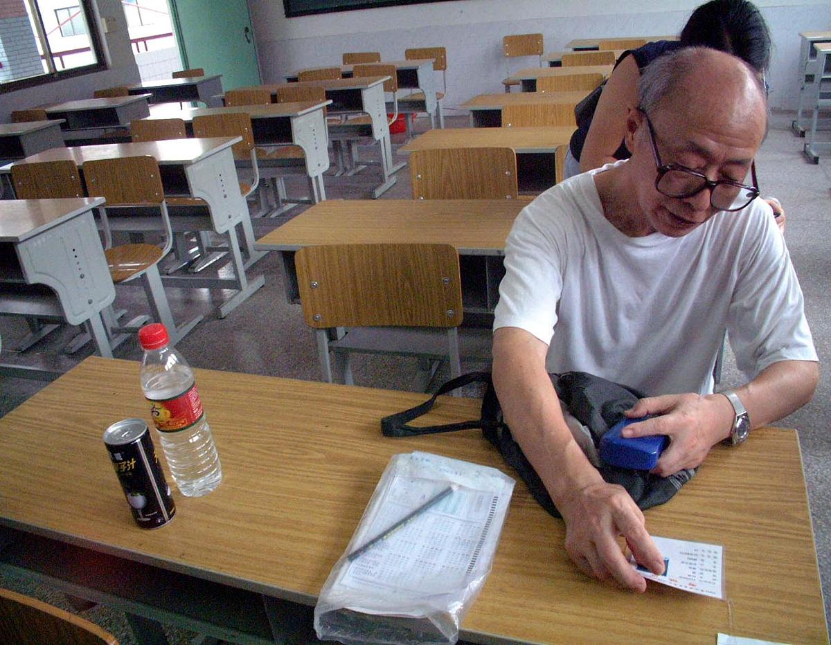 汪侠老人坐在自己的考位上体会临考前的感觉+++_+++高考,高岭,学生,