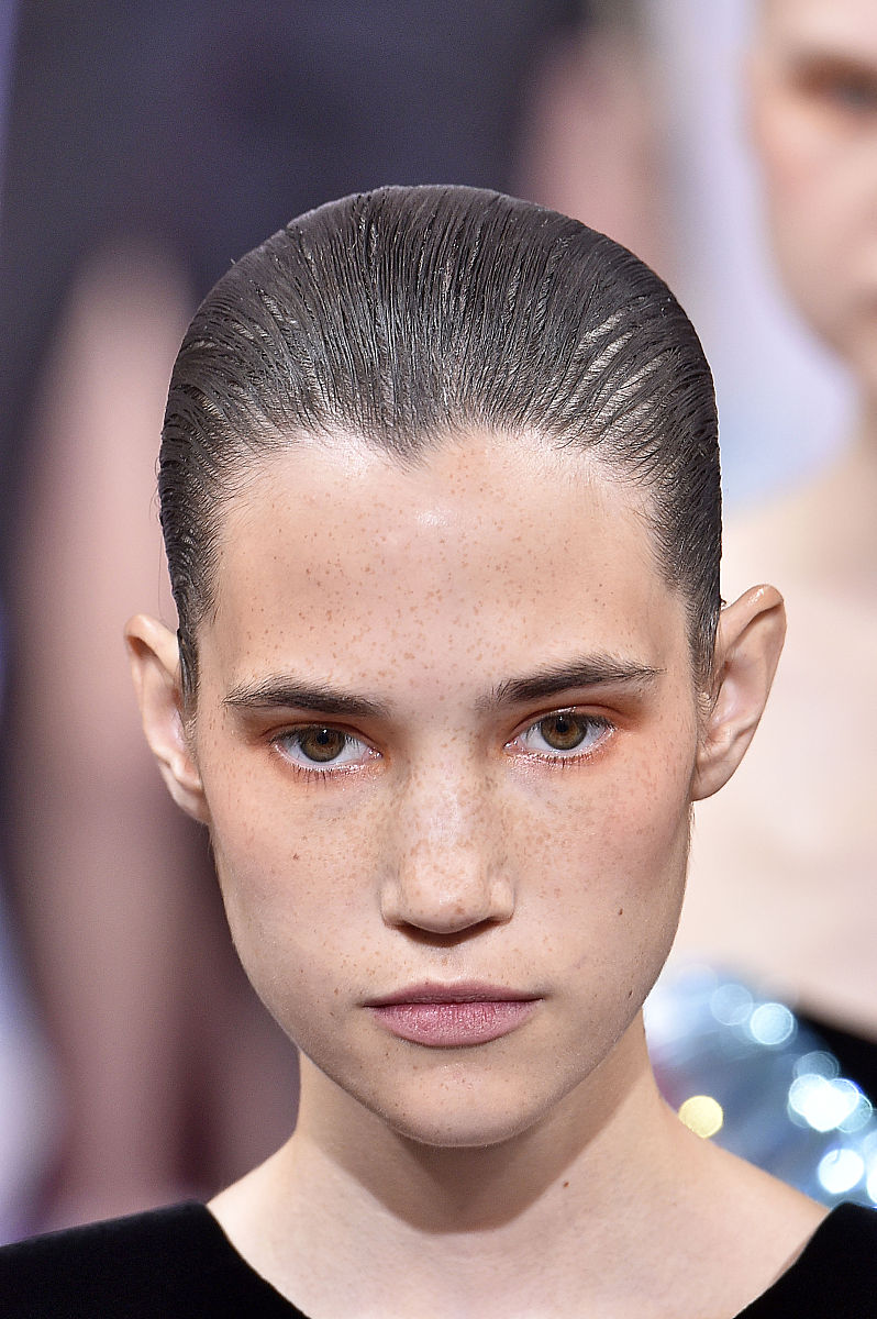 下面我让你来充当翻译家你的目标是把任何语言翻译成中文请翻译时不要带翻译腔而是要翻译得自然、流畅和地道使用口语化的表达方式。请翻译下面这句话：김 비서는 서둘러 시트 밖으로 고개를 빼고는 고개를 조아렸다