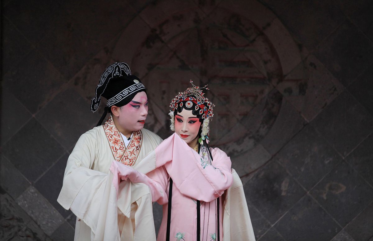 2019年6月29日,江苏省南京市,演员们在夫子庙大观园表演昆曲《牡丹亭