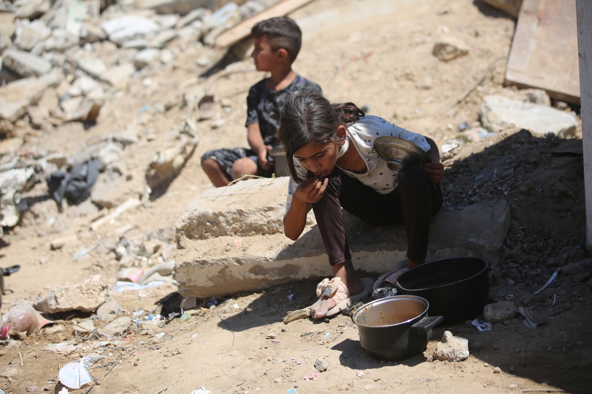 形容一个地方非常贫困的句子