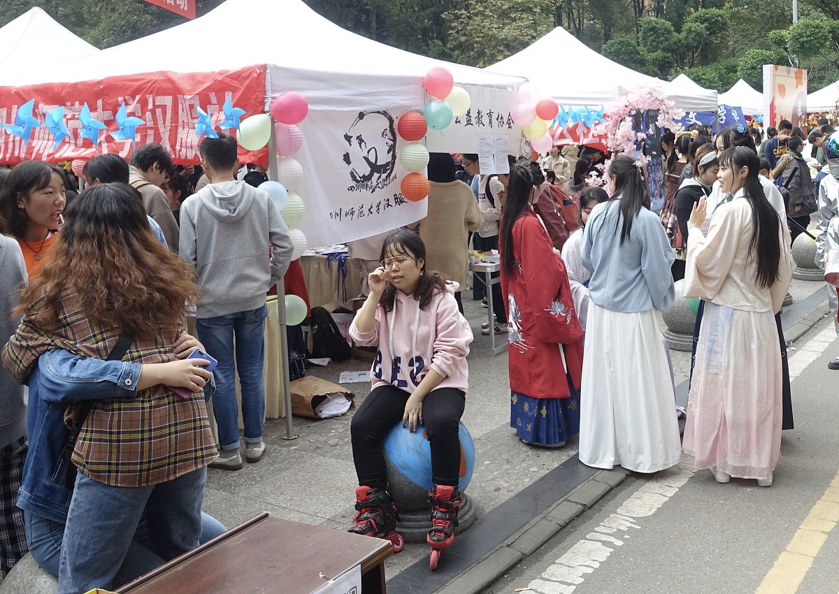 我想联合各大学创办一次迎接新生的活动目前需要给活动起一个名字帮我列20个名字